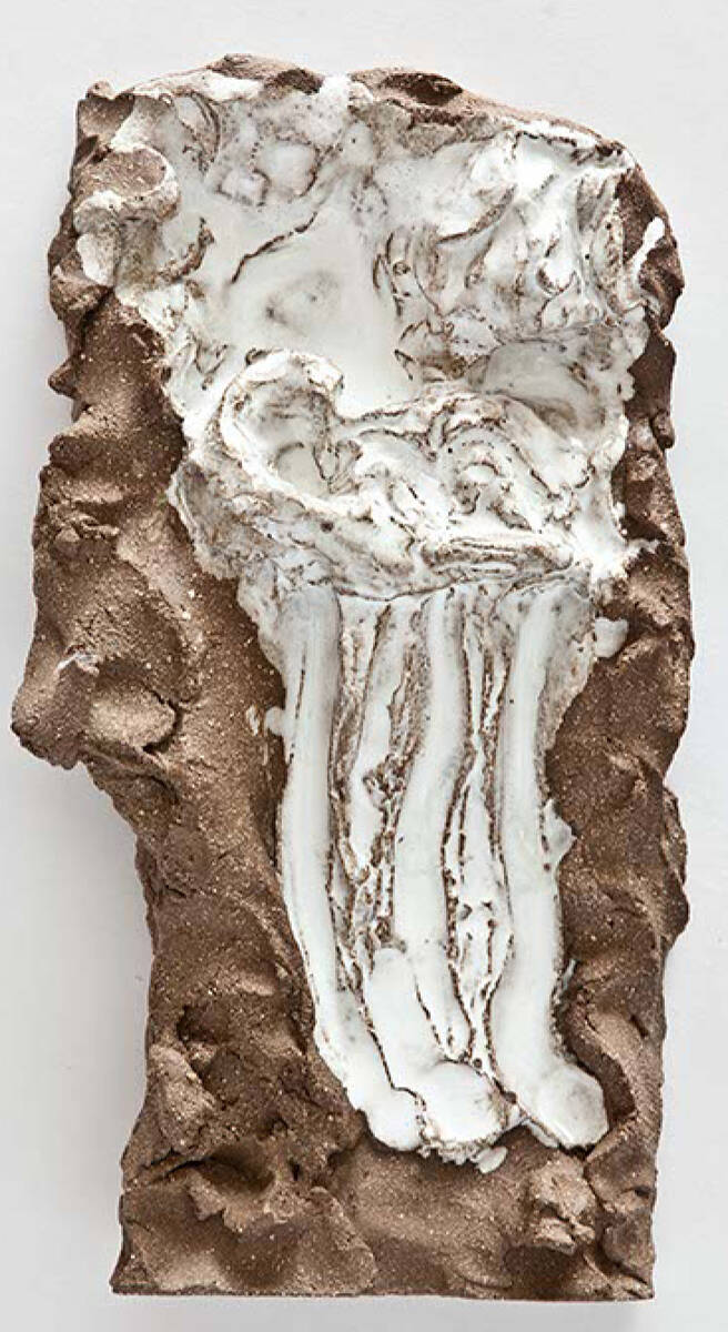7-siddende hvid figur.jpg